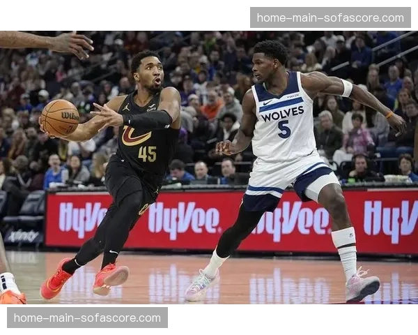 特写：霍姆格伦终场前1.2秒封盖爱德华兹上篮，捍卫主场胜利