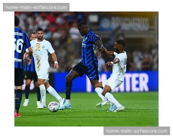 温馨时刻:热那亚主场为患病小球迷全场亮起手机灯光 温馨时刻:热那亚主场为患病小球迷全场亮起手机灯光